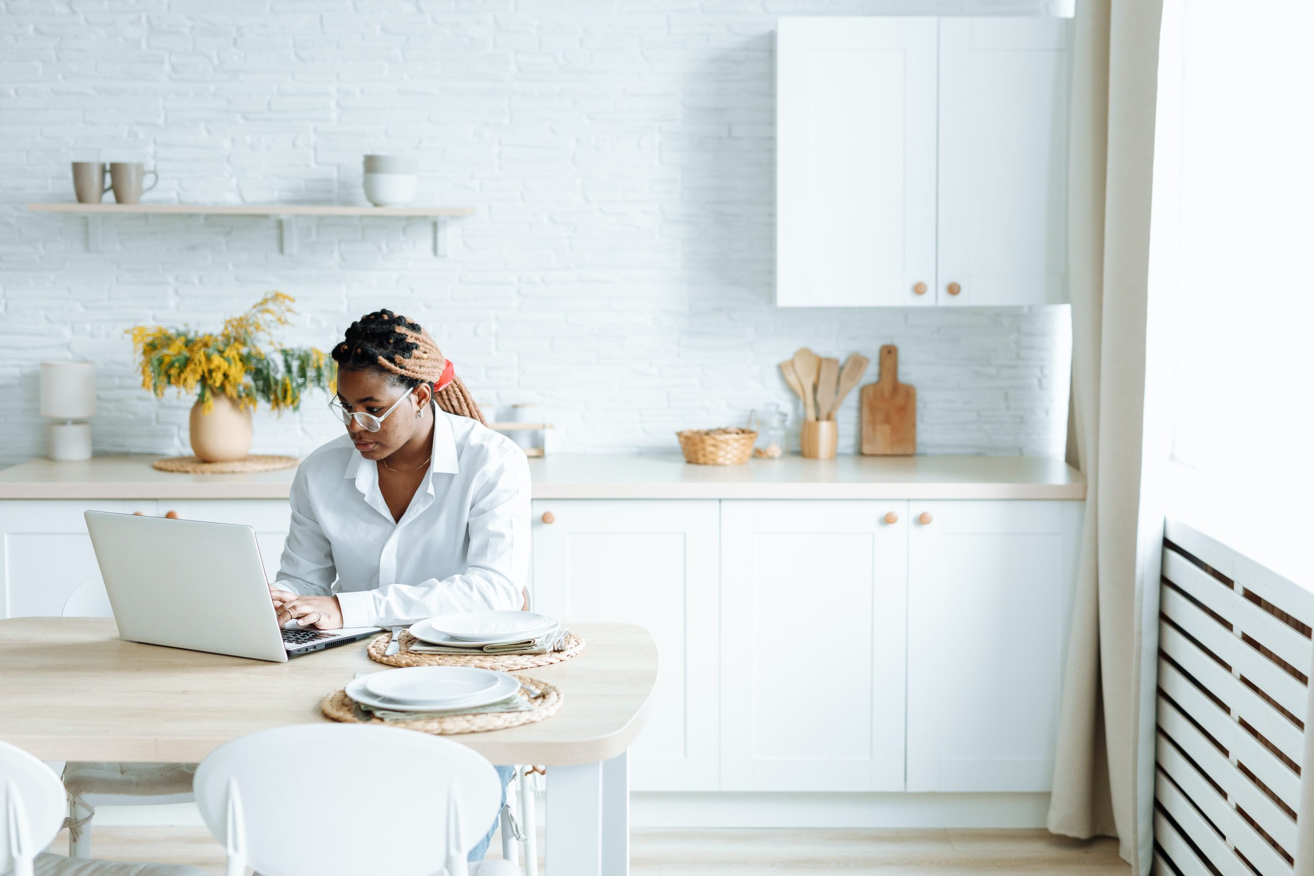 https://www.pexels.com/photo/woman-typing-on-a-laptop-while-in-the-kitchen-7236625